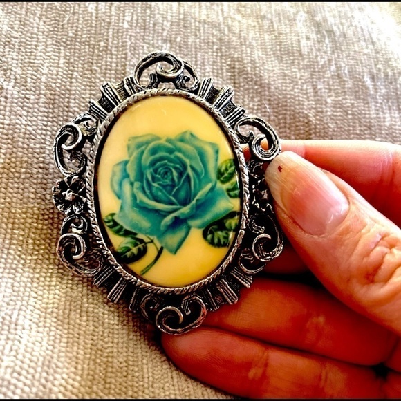 BLUE ROSE CAMEO BROOCH - Picture 1 of 5